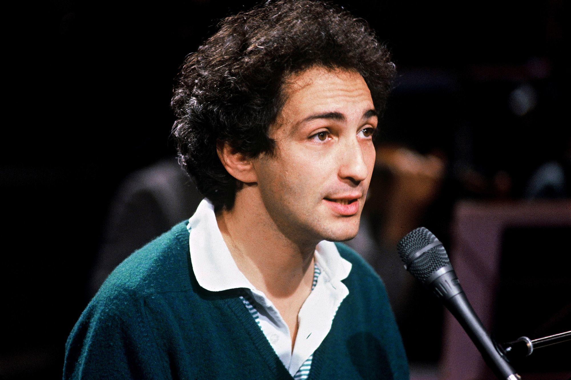 Photo de Michel Berger derrière son piano et son micro. 