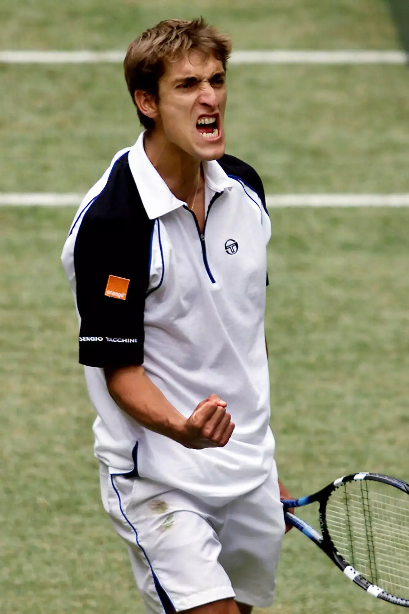 Photo de Nicolas Escudé sur un court de tennis. 