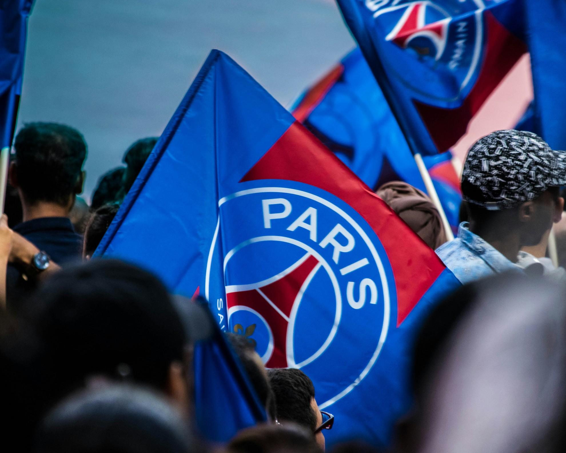 Le drapeau du PSG dans une foule de supporters.