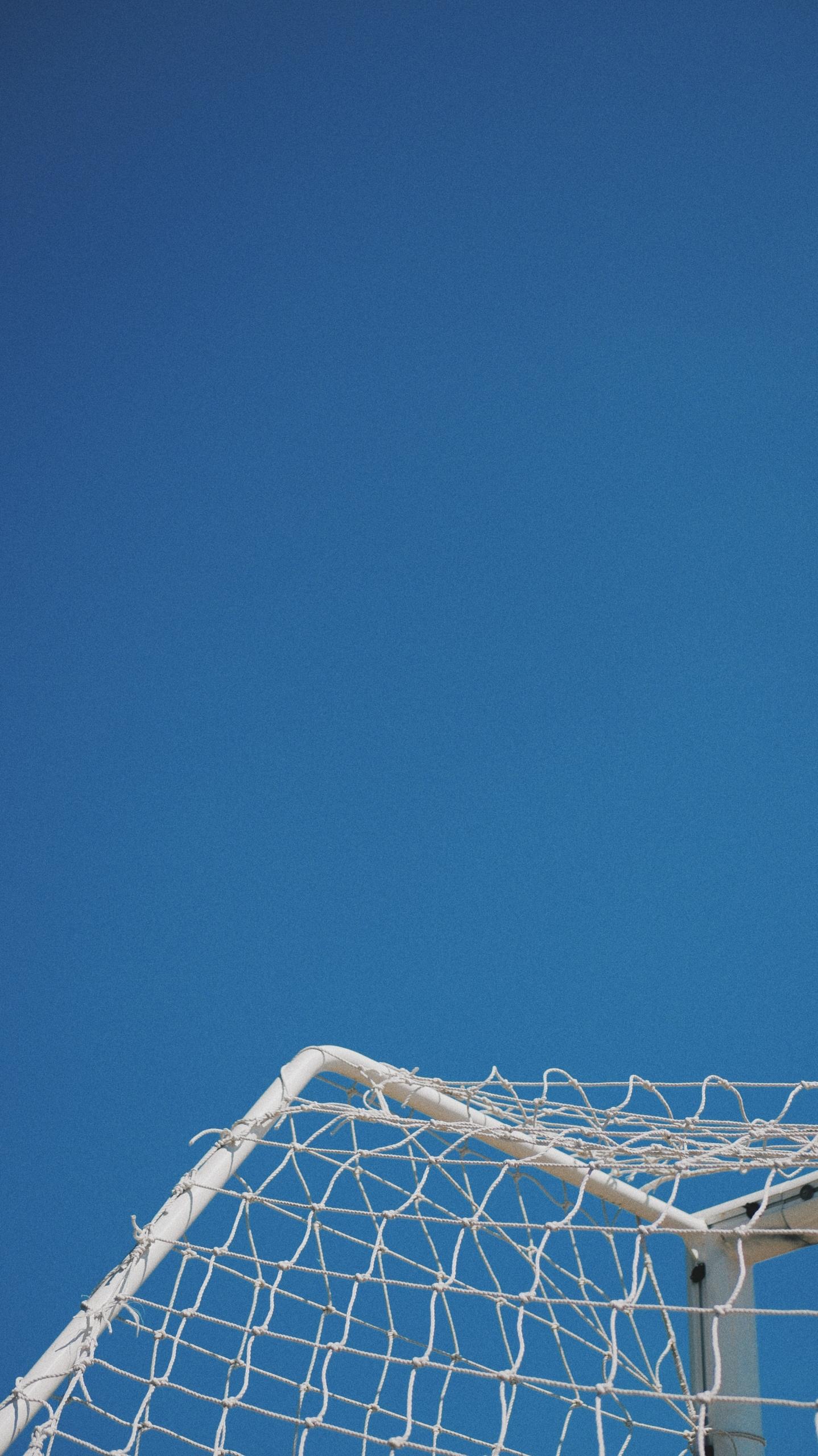 Une cage de foot vu d'en bas.