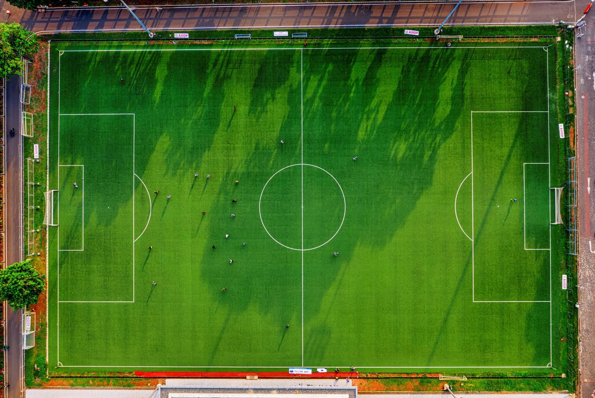 Un terrain de football vu d'en haut.
