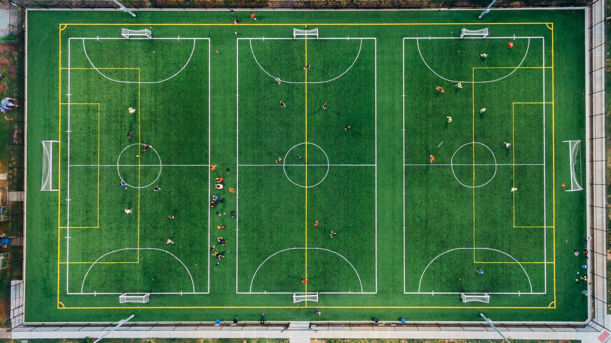 Trois terrains d'entrainement de foot vu d'en haut.