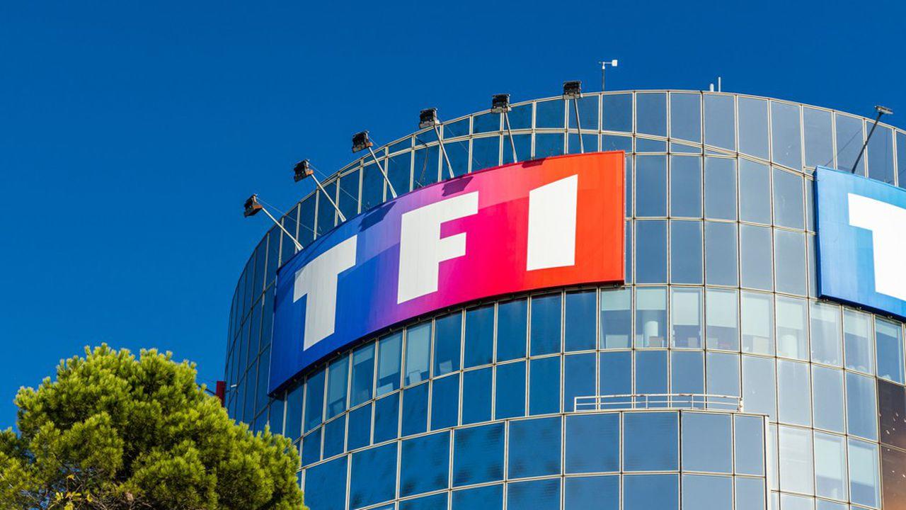 L'enseigne du groupe TF1 sur un bâtiment en verre.