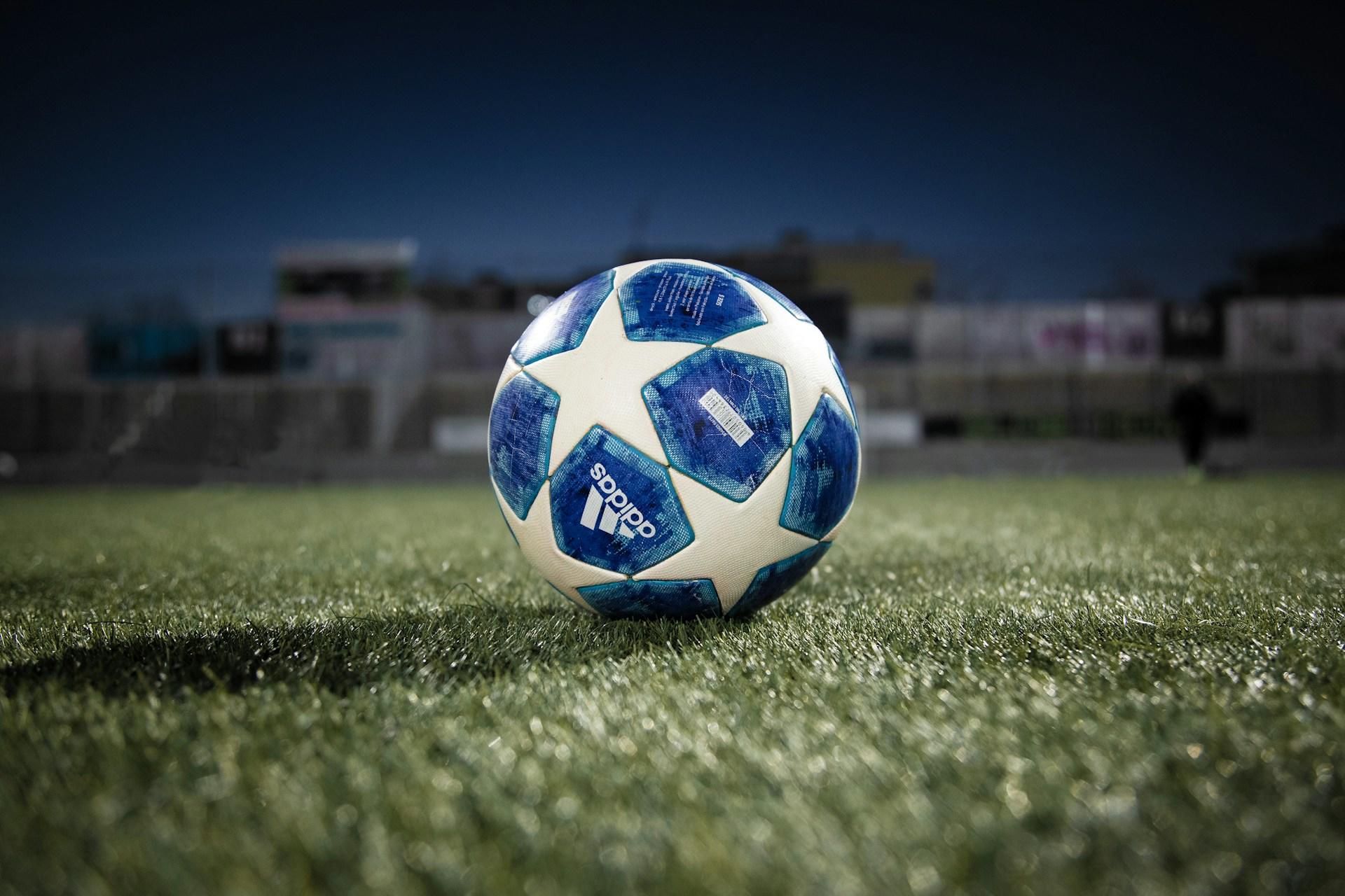 ballon de football sur un terrain