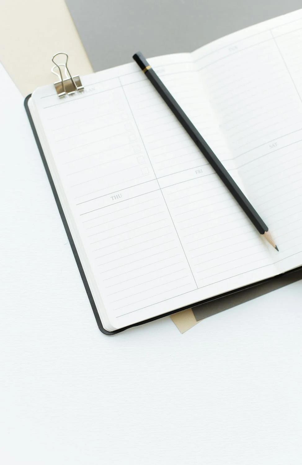 Photo d'un agenda posé sur une table.