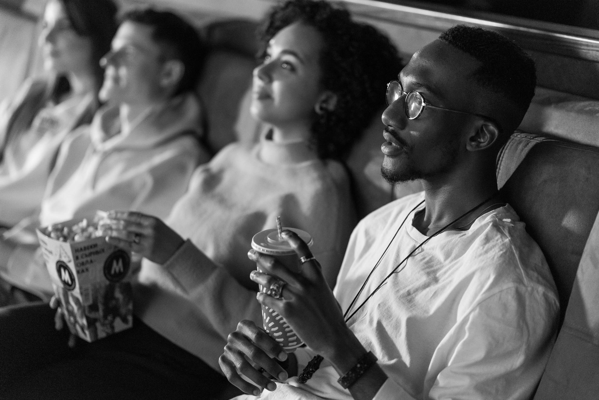 Un groupe d'amis au cinéma.