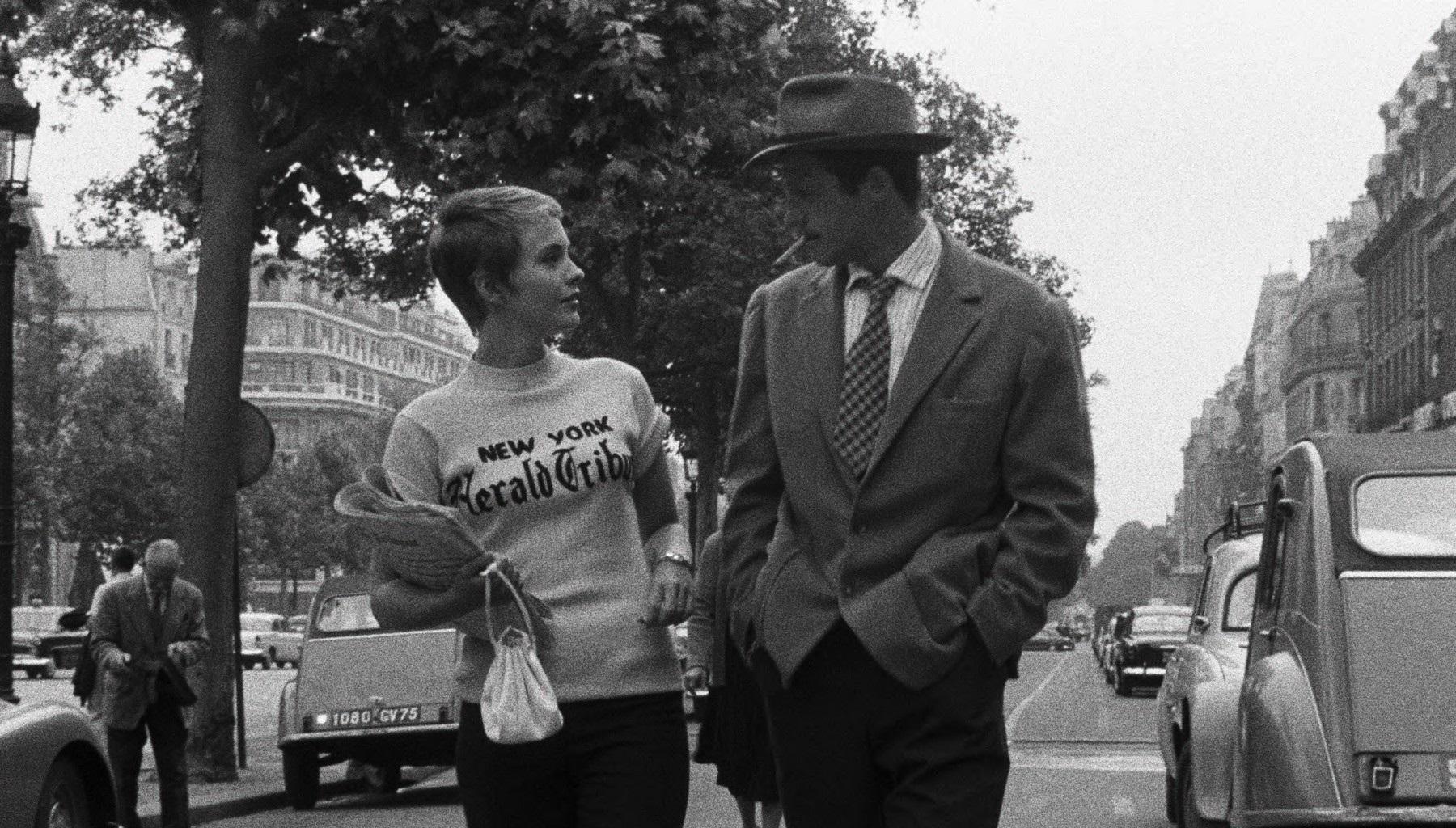 Deux personnages du film marchent côte à côte dans la rue. 