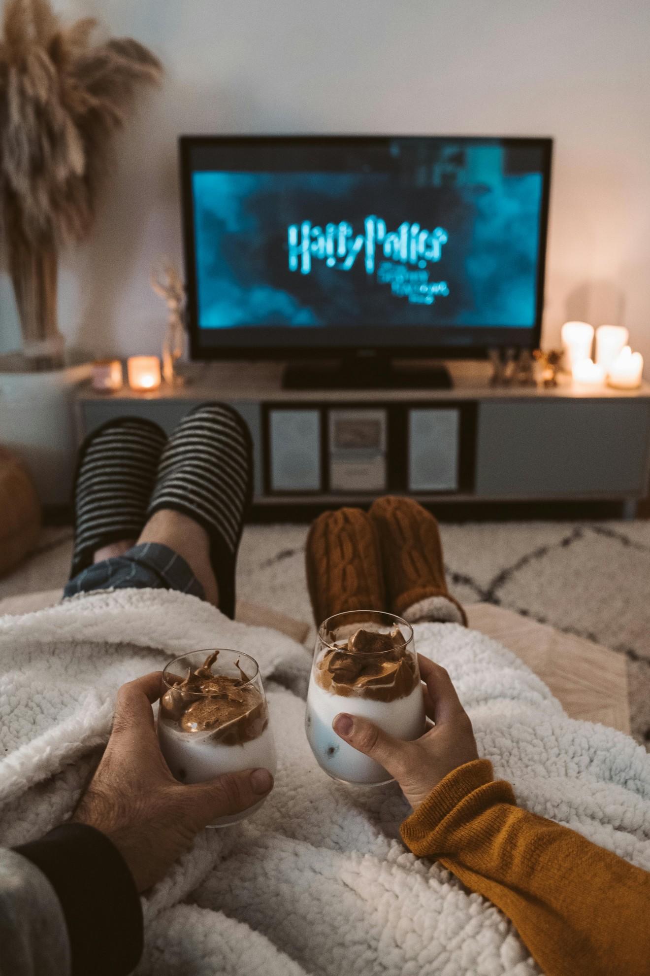 Un couple en train de regarder Harry Potter.