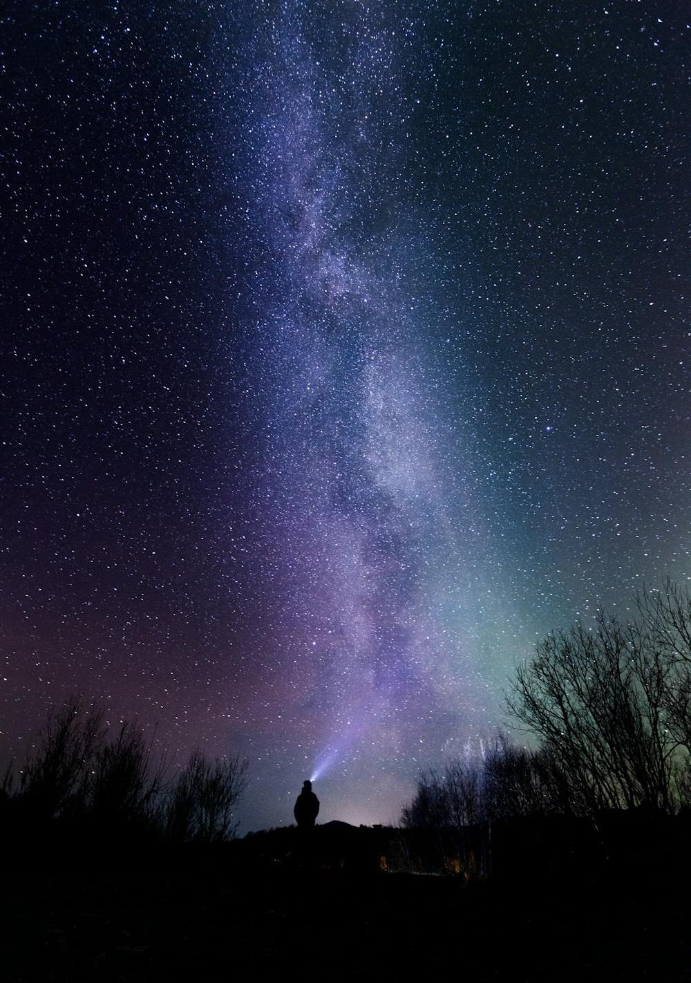 Une personne observe le ciel étoilé.