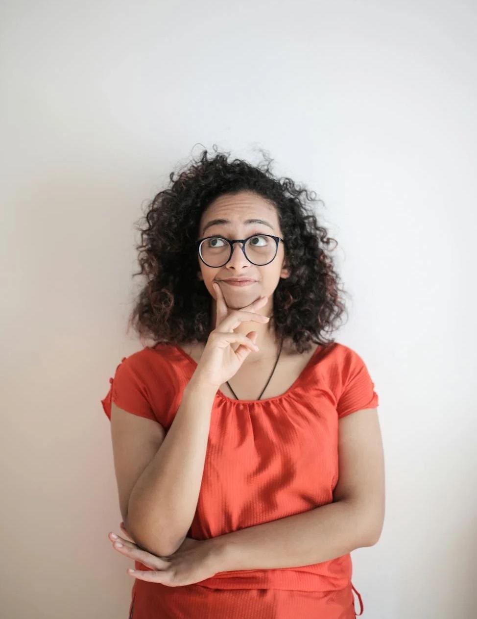 Une femme est en train de réfléchir.