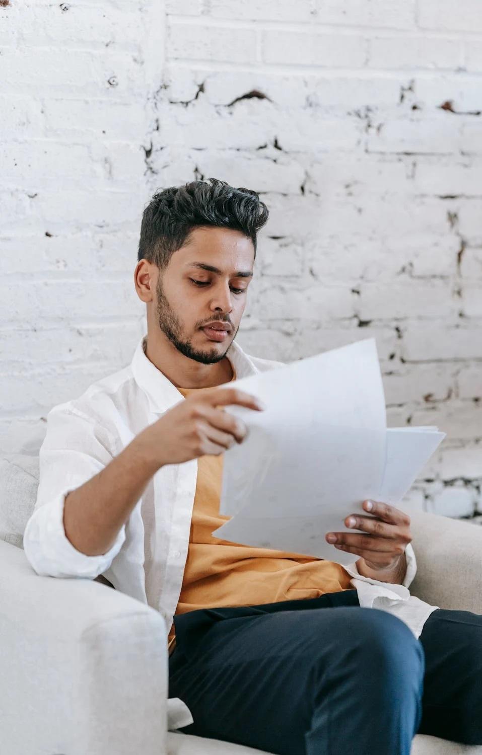 Une homme lit une offre d'emploi.