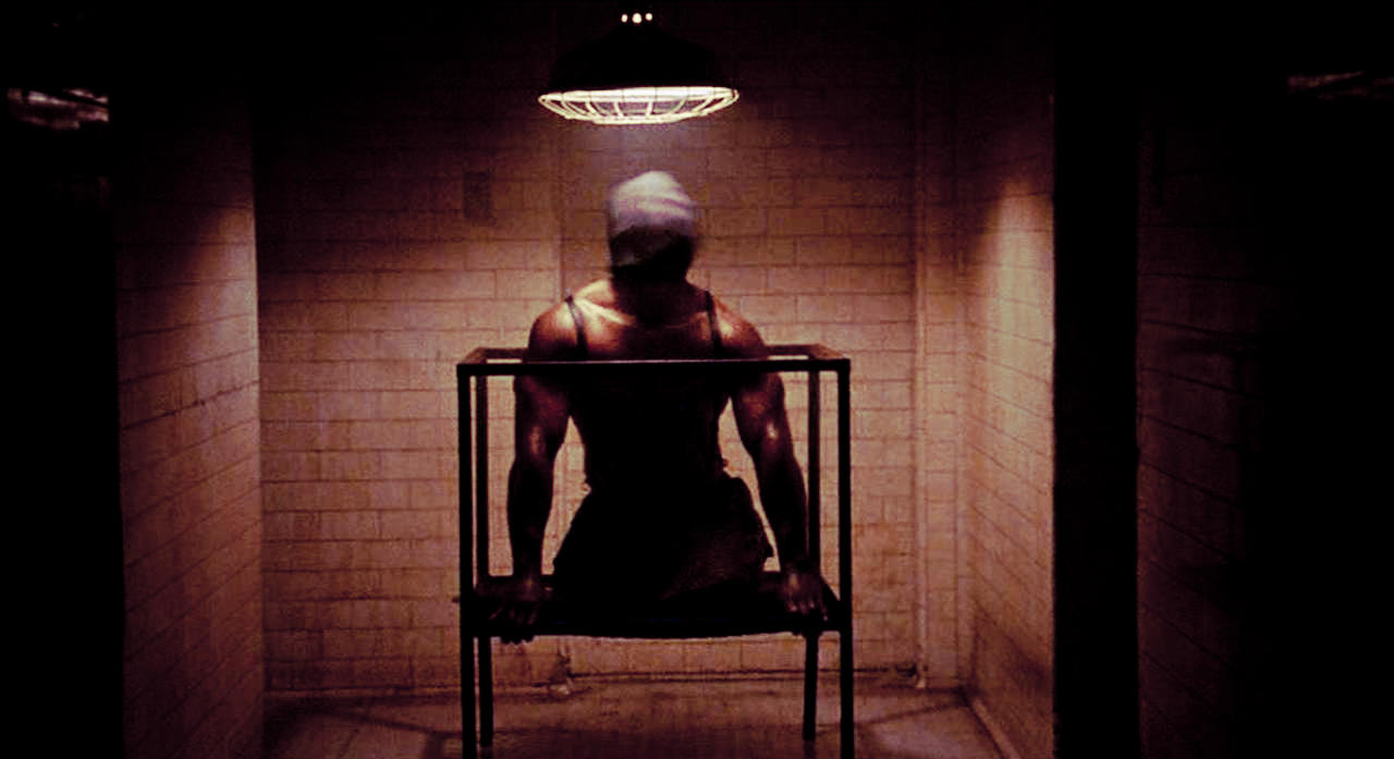 Une personne est dans une salle sombre sur une table. 