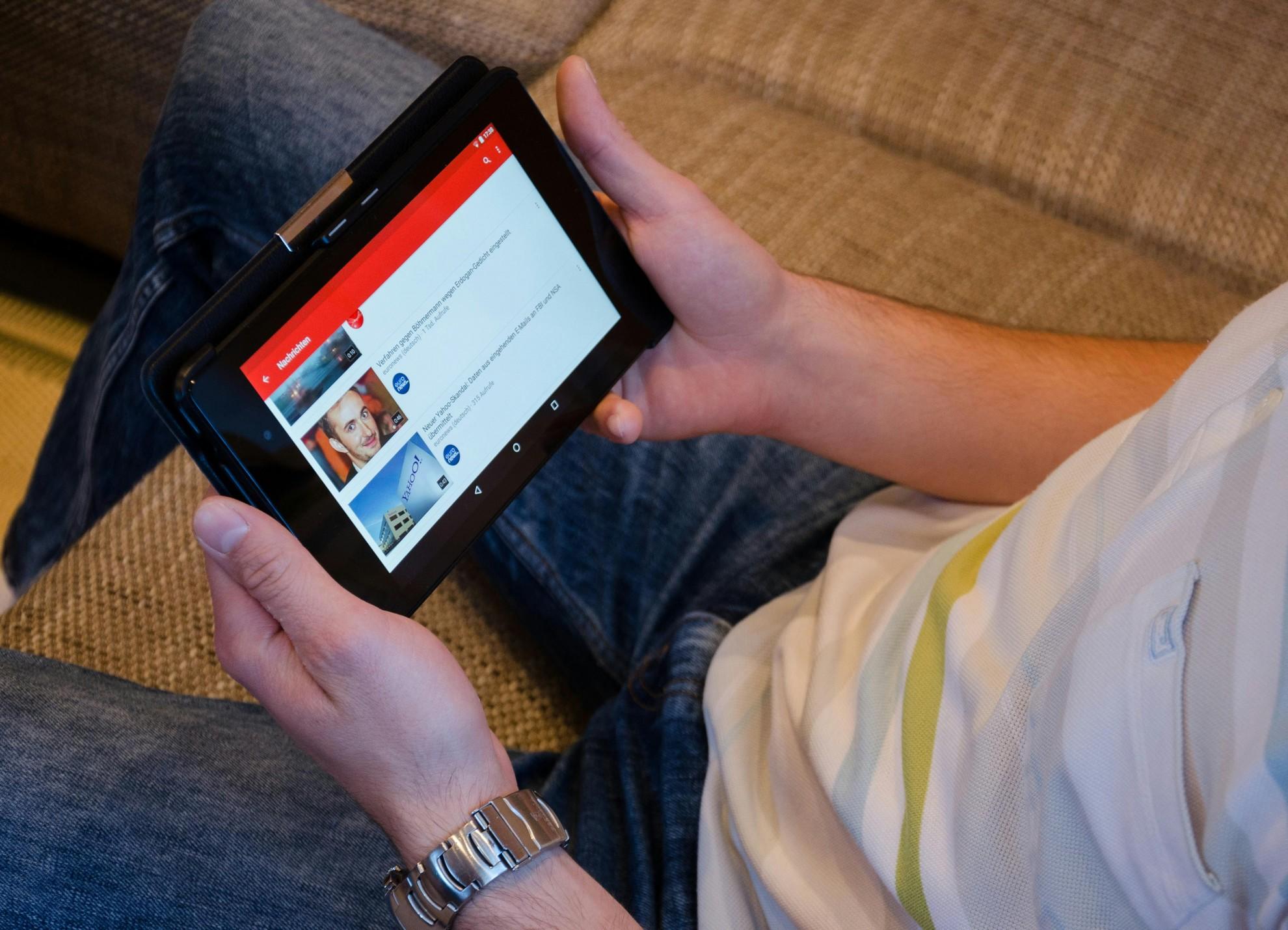 Un homme en train d'utiliser sa tablette.