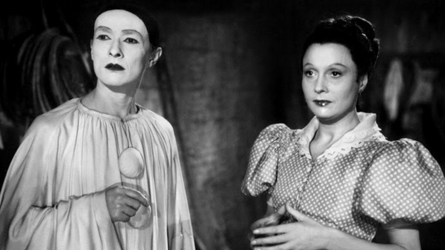 Deux personnes du film en noir et blanc qui regardent dans la même direction. 