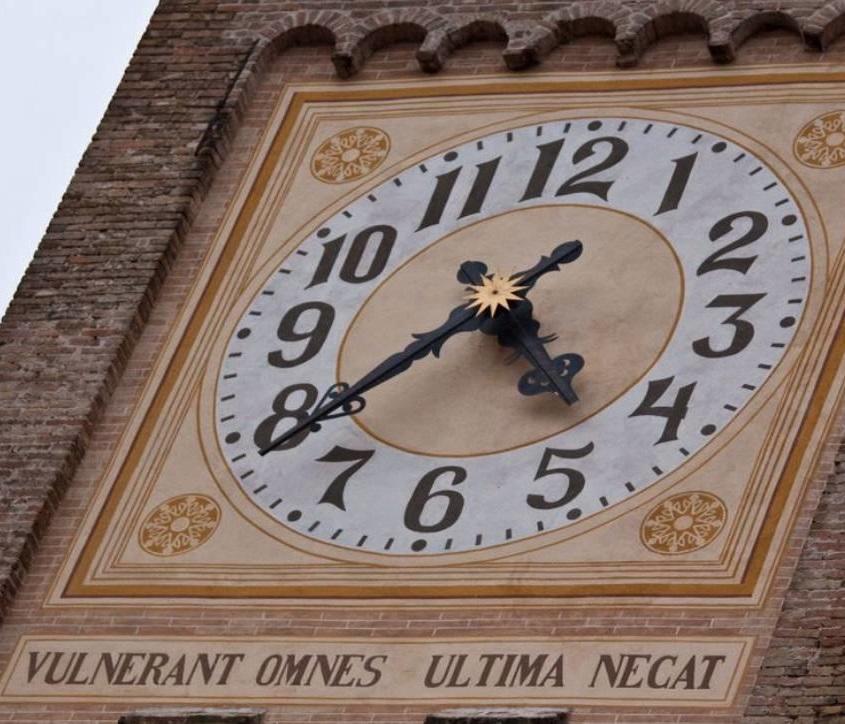 Vue sur une horloge avec l'expression latine inscrite en dessous.
