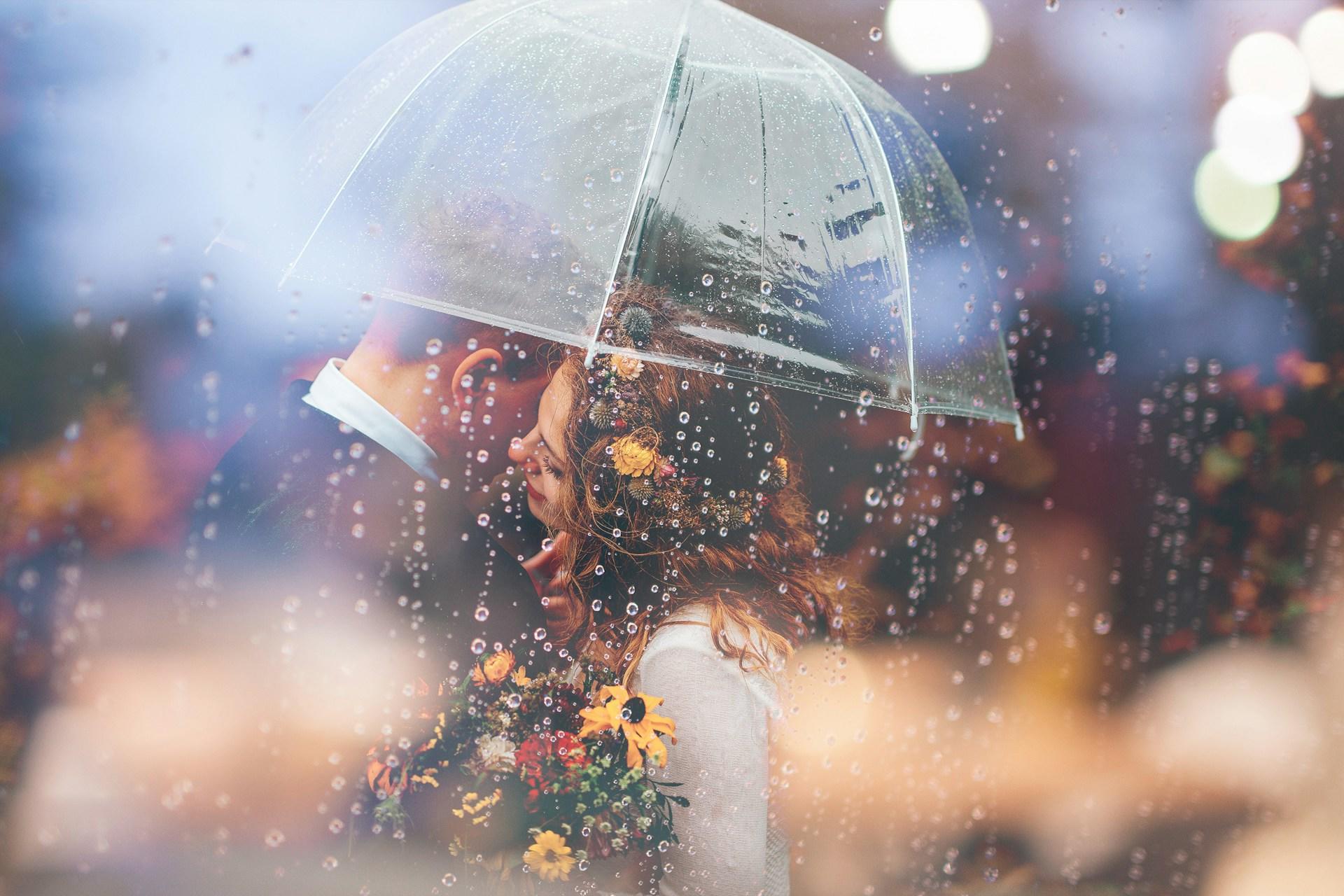 couple sous un parapluie, sous la pluie