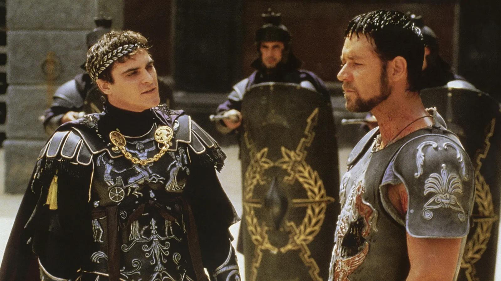 L'empereur César se tient près du gladiateur, dans une arène.