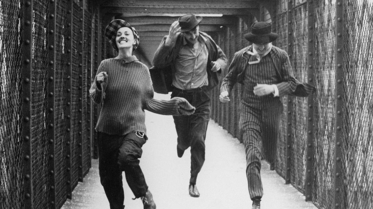 3 personnes sont en train de courir avec le sourire.