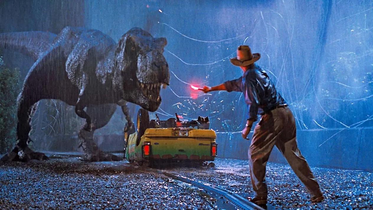 Un homme se retrouve face à un dinosaure dans la nuit.