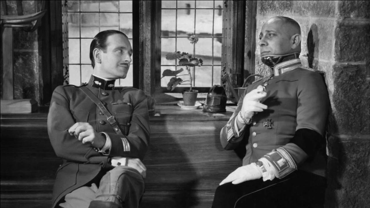 Deux acteurs du film sont assis l'un à côté de l'autre en tenu de militaire.