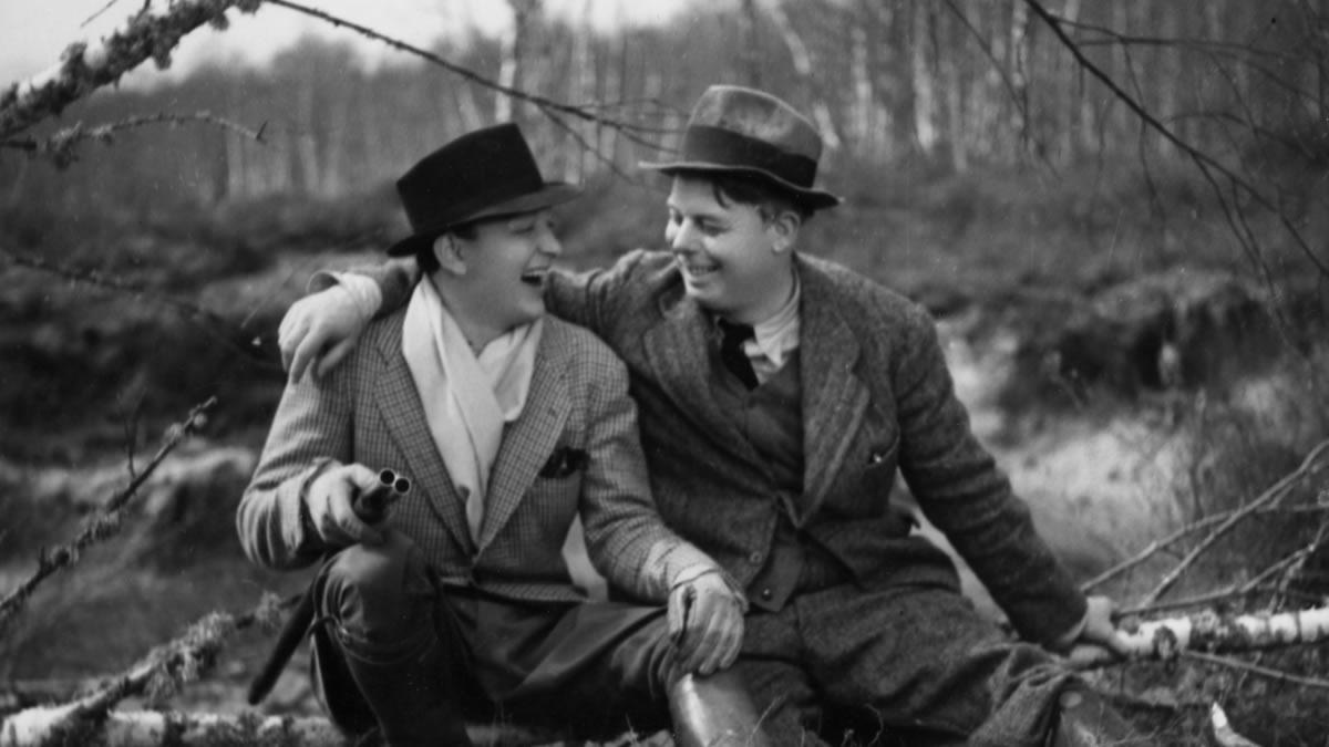 Deux personnages du film "La règle du jeu" sont assis l'un à côté de l'autre.