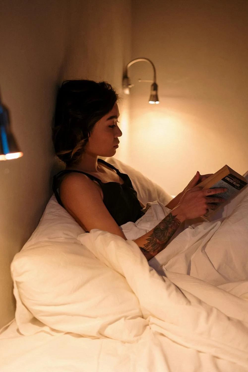 Une personne lit dans son lit.