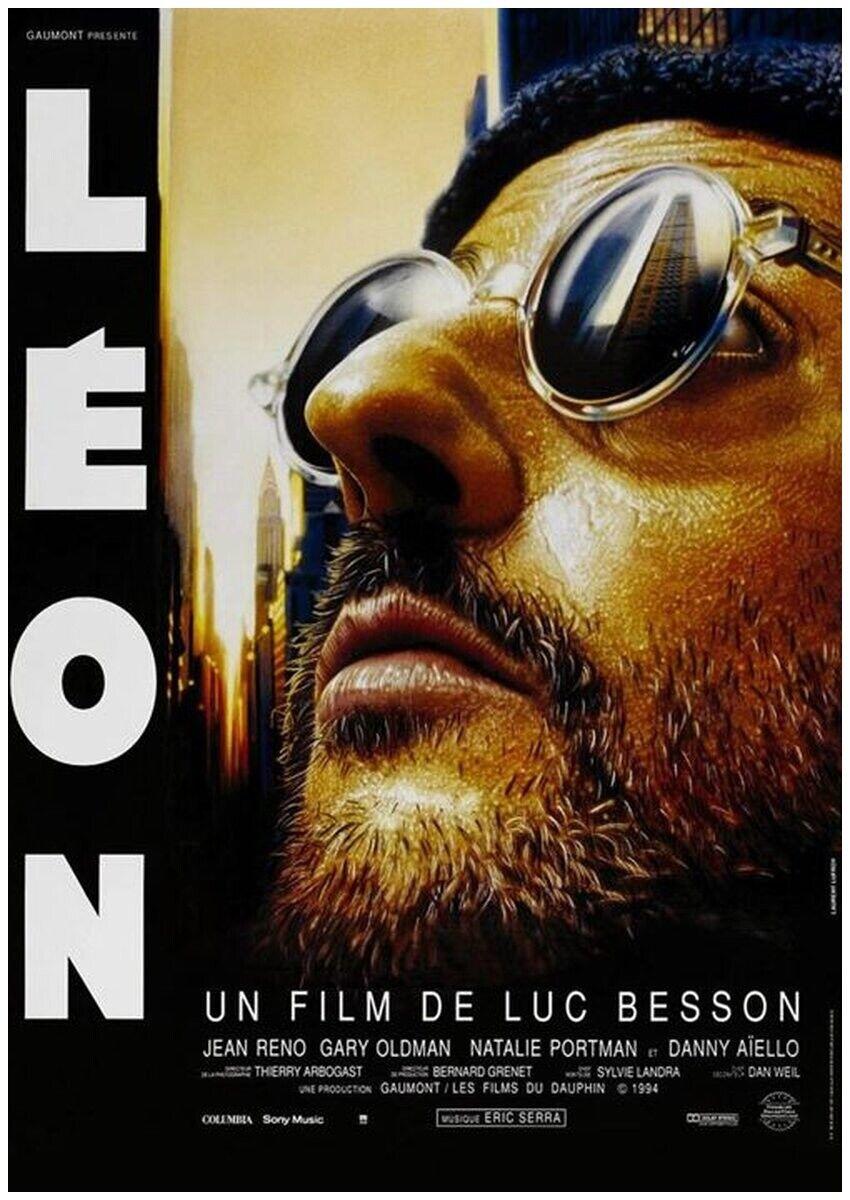 acteur avec des lunettes en train de regarder en l'air 