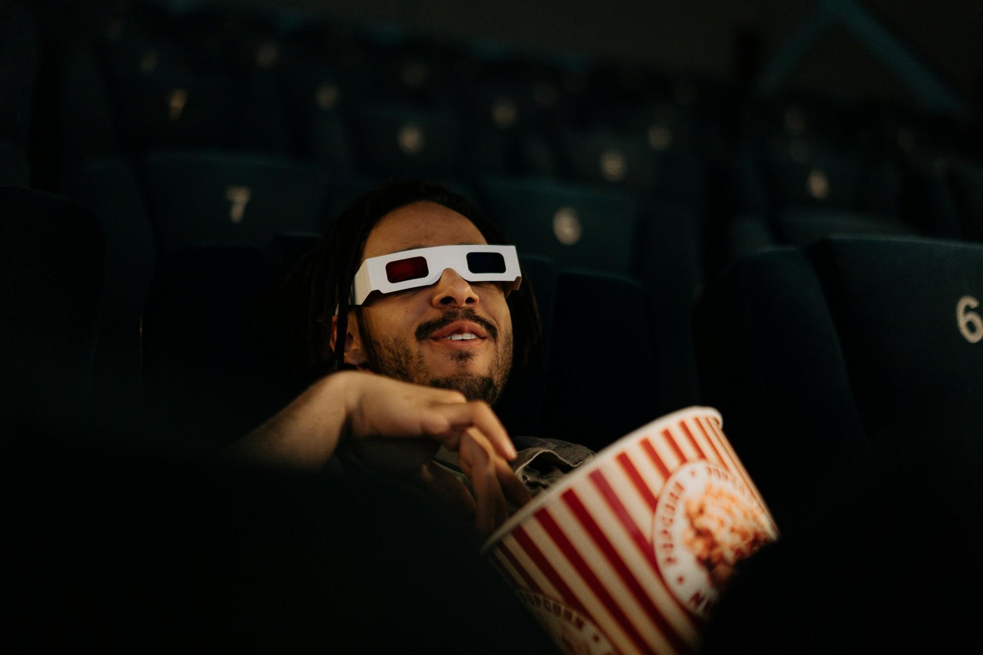 Un homme dans une salle de cinéma.