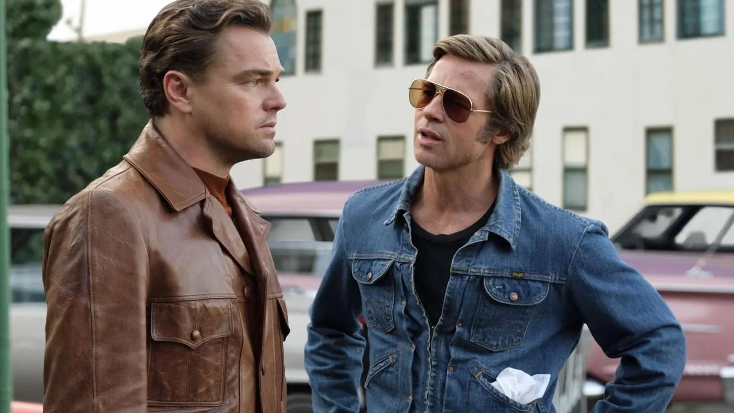 Brad Pitt et Léonardo Dicaprio se tiennent debout l'un à côté de l'autre.