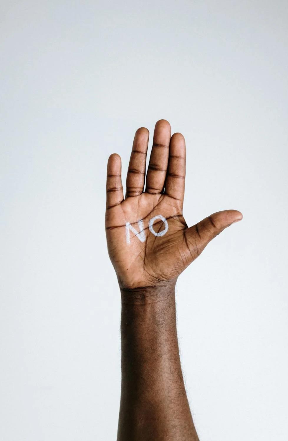 Une main est levée avec "No" écrit dessus.