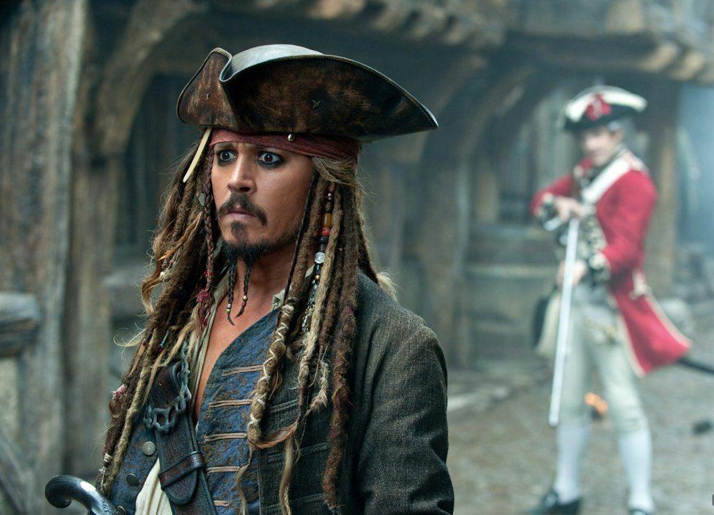 personnage avec des dreads et un chapeau de pirate avec un homme militaire en rouge
