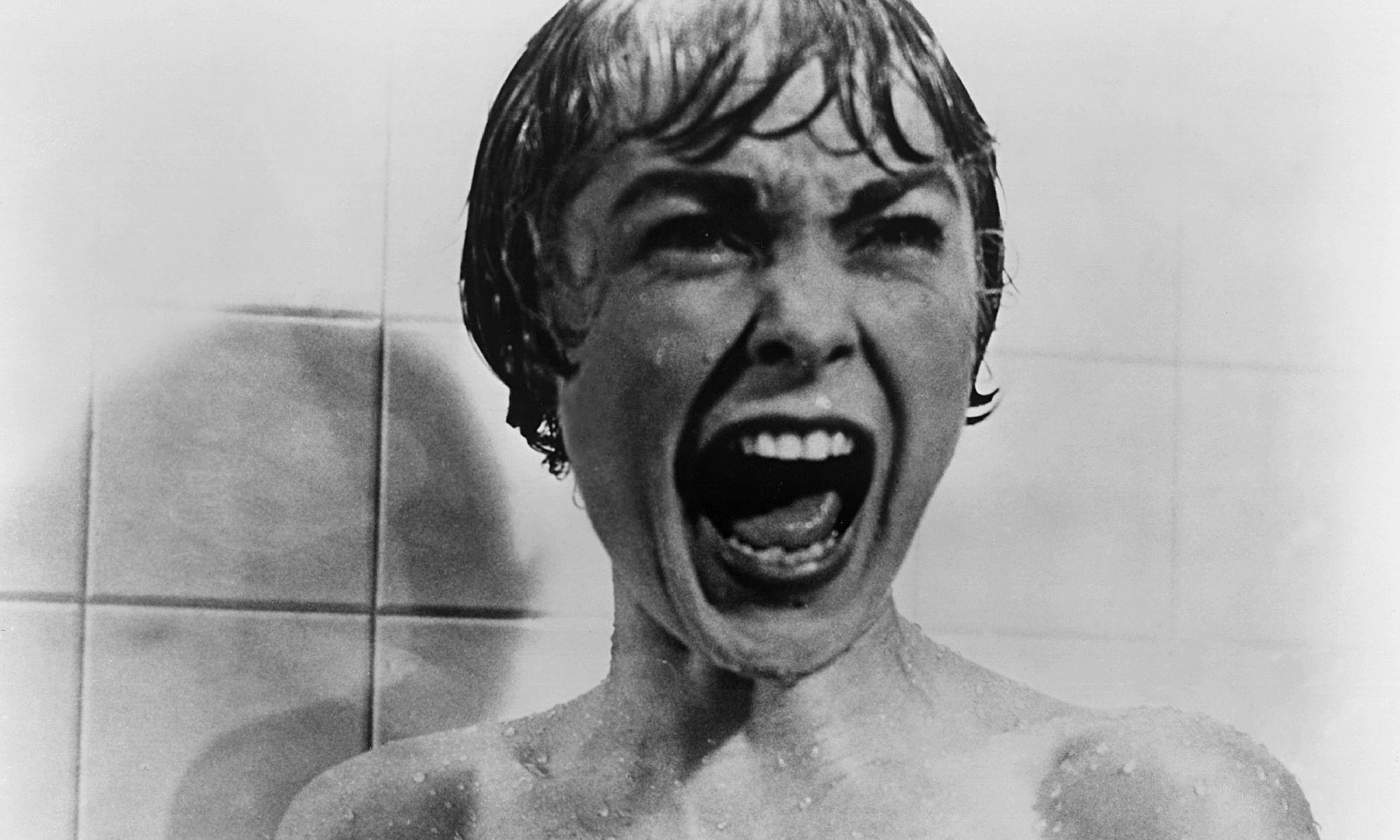 Le visage d'une femme en train de crier.
