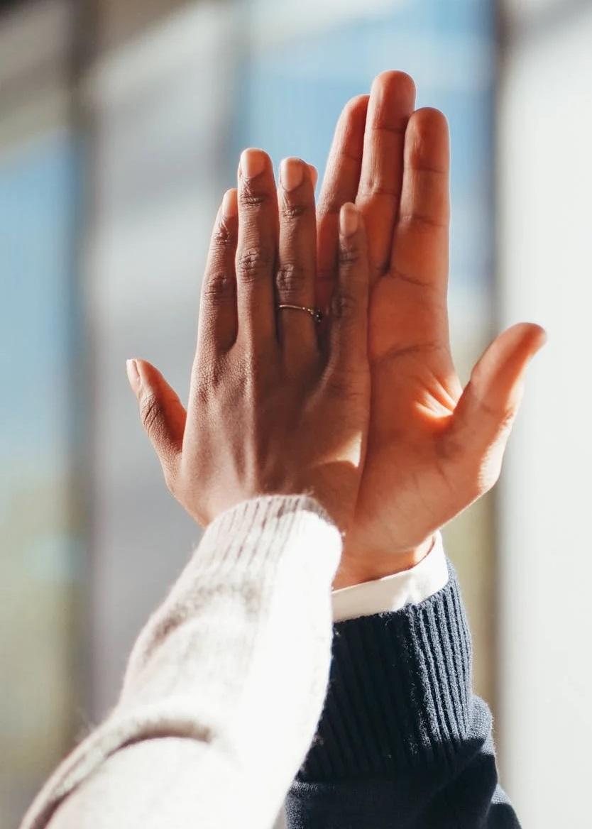 Deux personnes se tapent dans les mains.