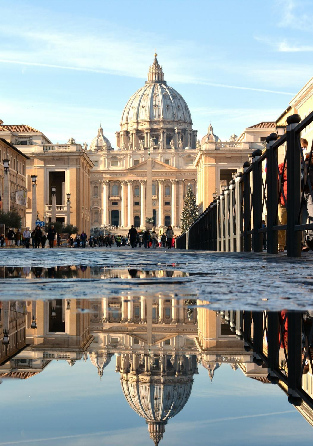 Photo devant Saint-Pierre de Rome.