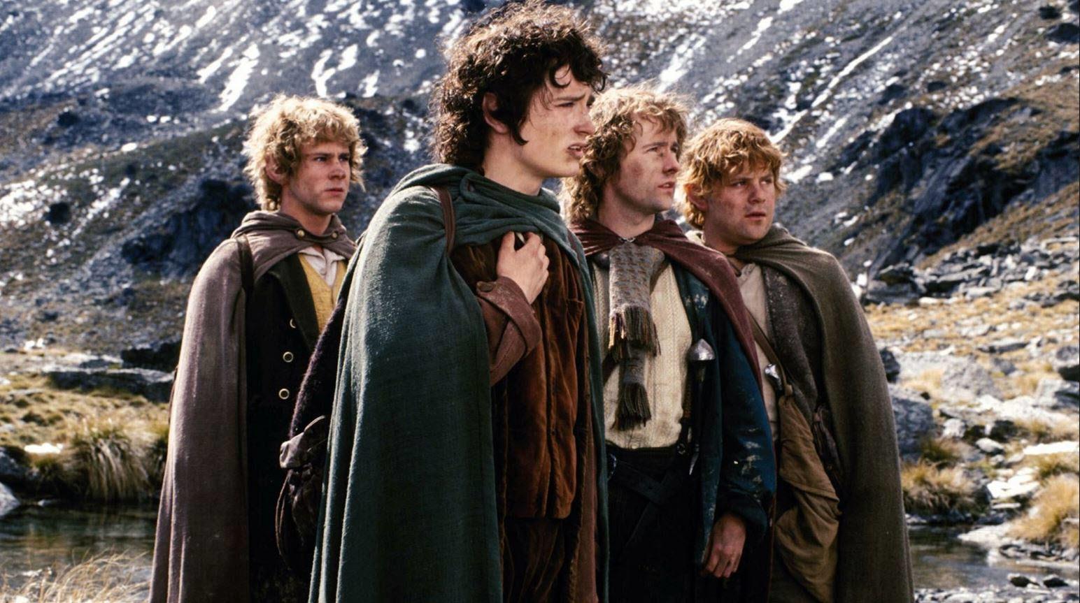 quatre personnages dans une montagne