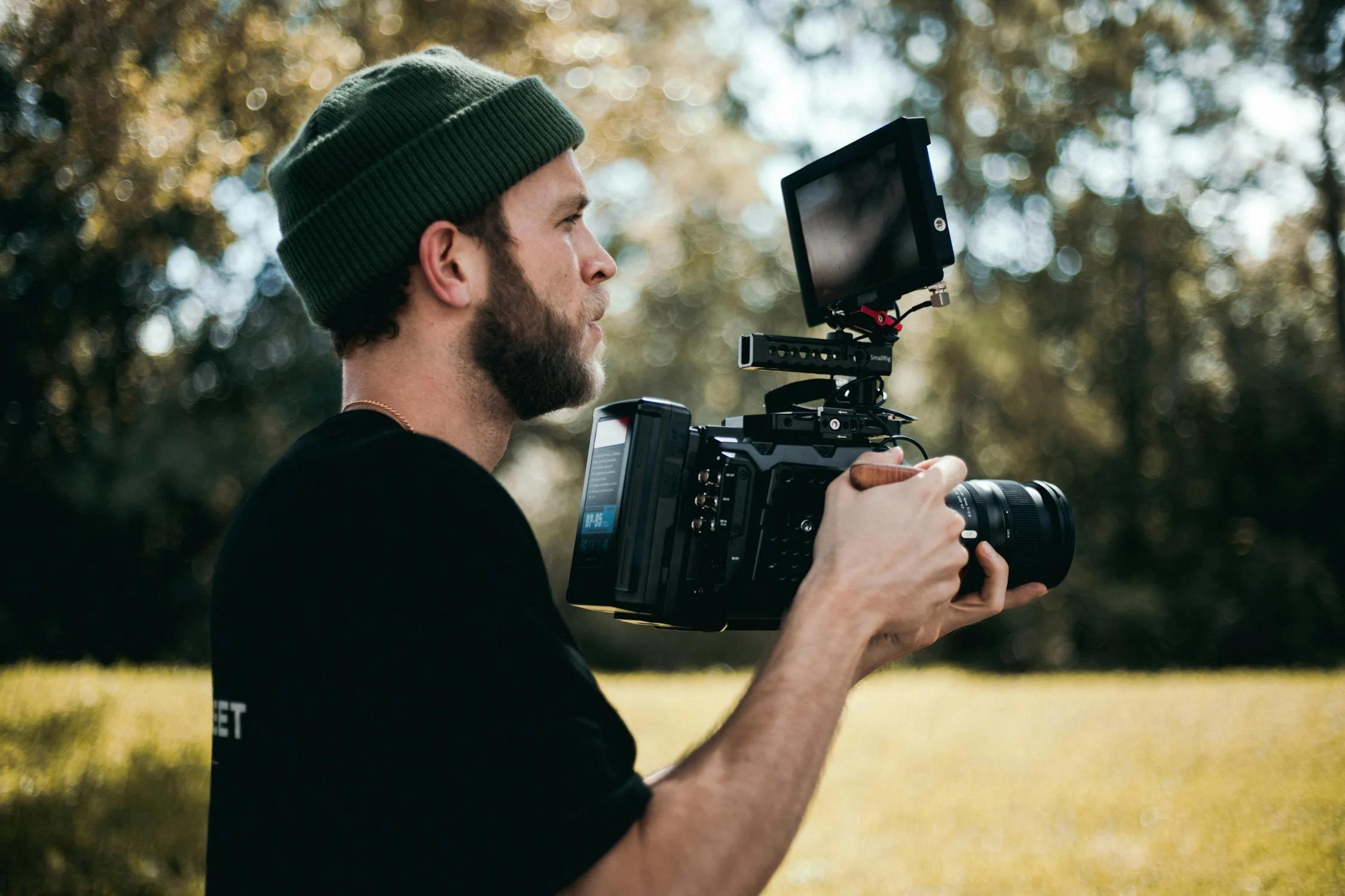 Un réalisateur tient une caméra pour filmer un documentaire.