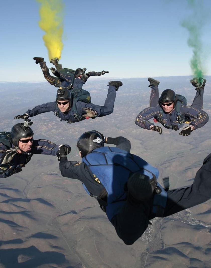Des personnes sont en chute libre dans le ciel.