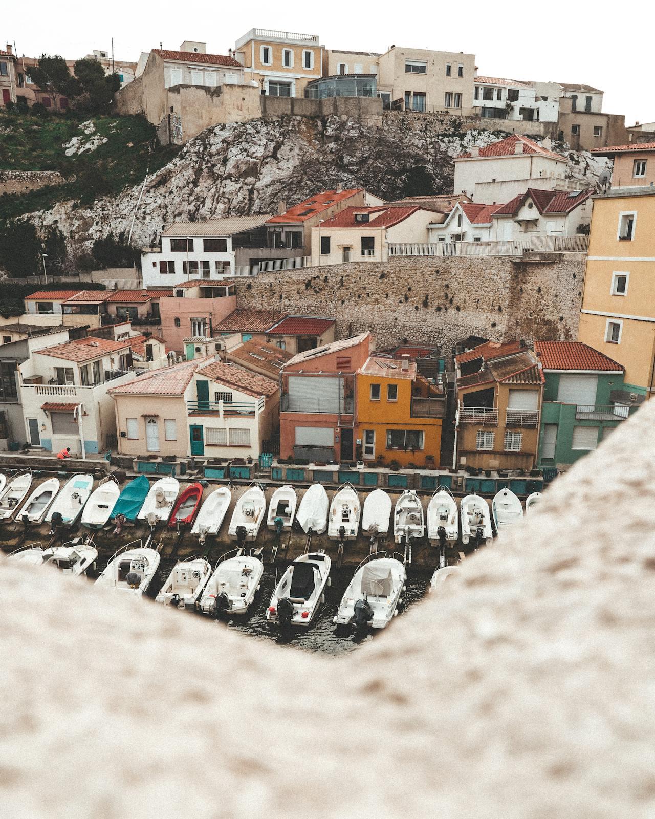Photo d'un petit port de pêche à Marseille. 