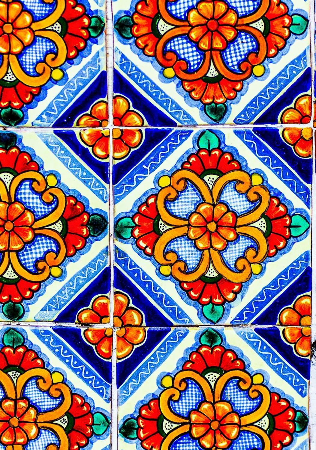 Azulejos rouges et bleus.