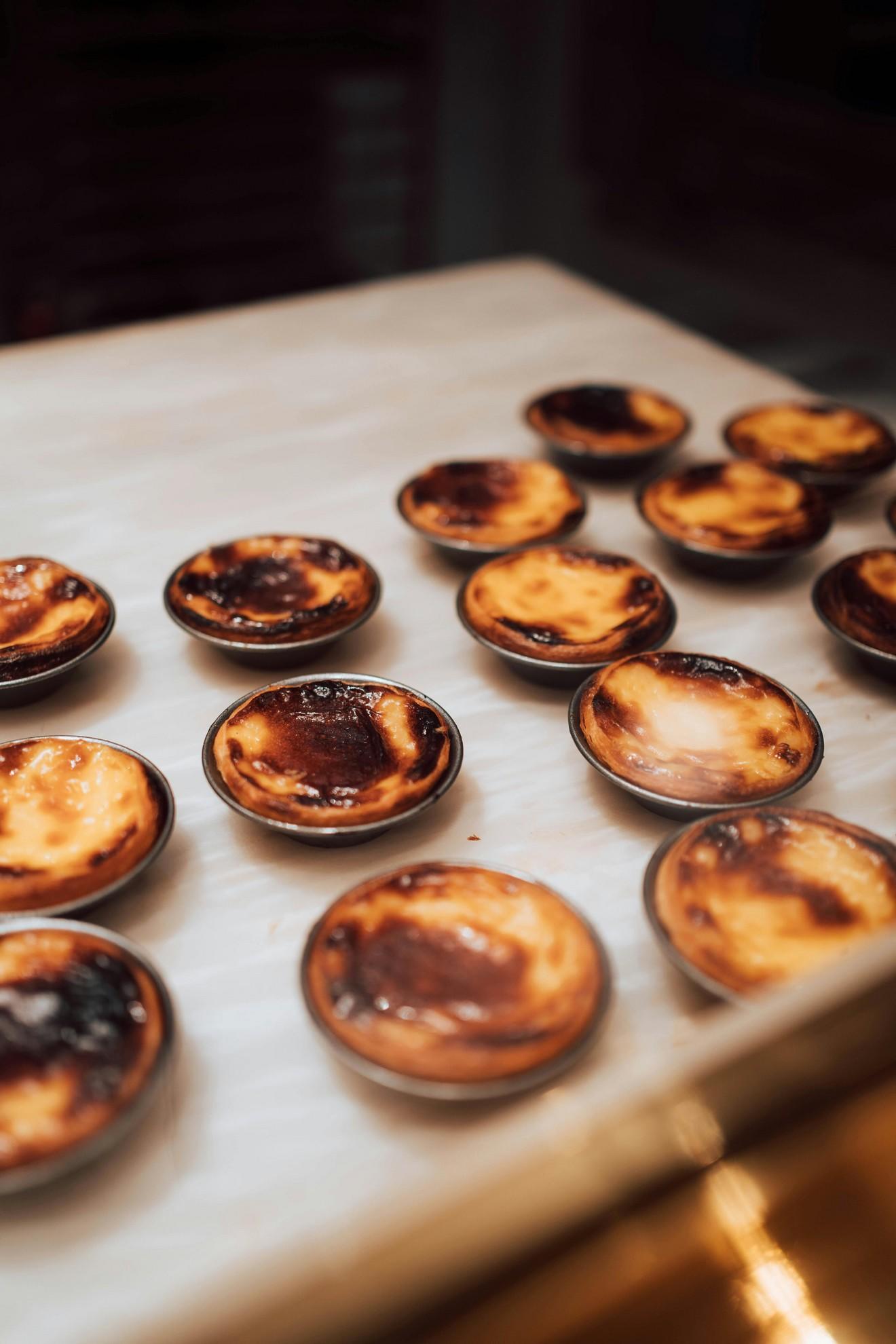 Un grand plateau de Pastéis de Nata.