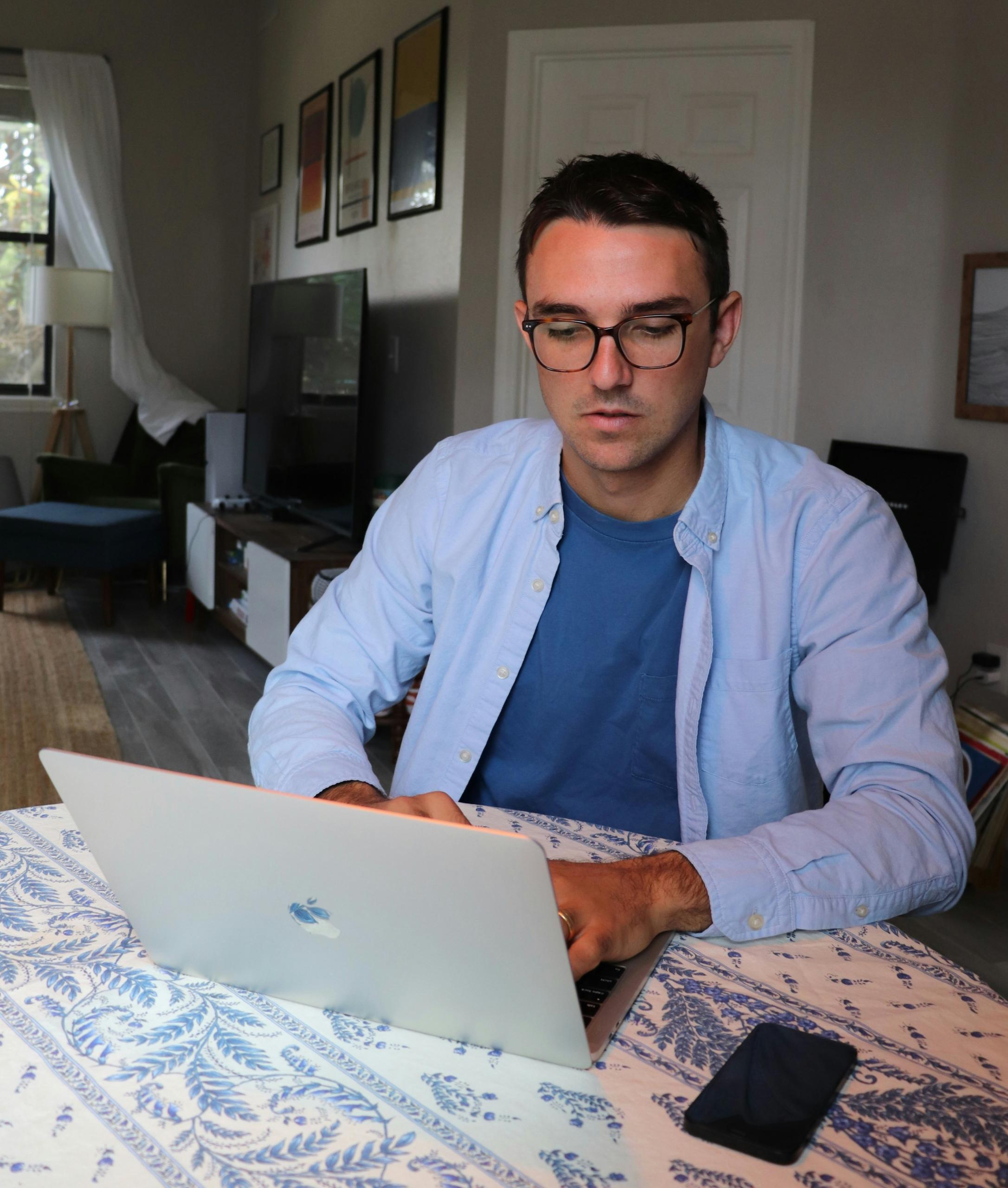 Un homme apprend à utiliser Excel sur un ordinateur portable.