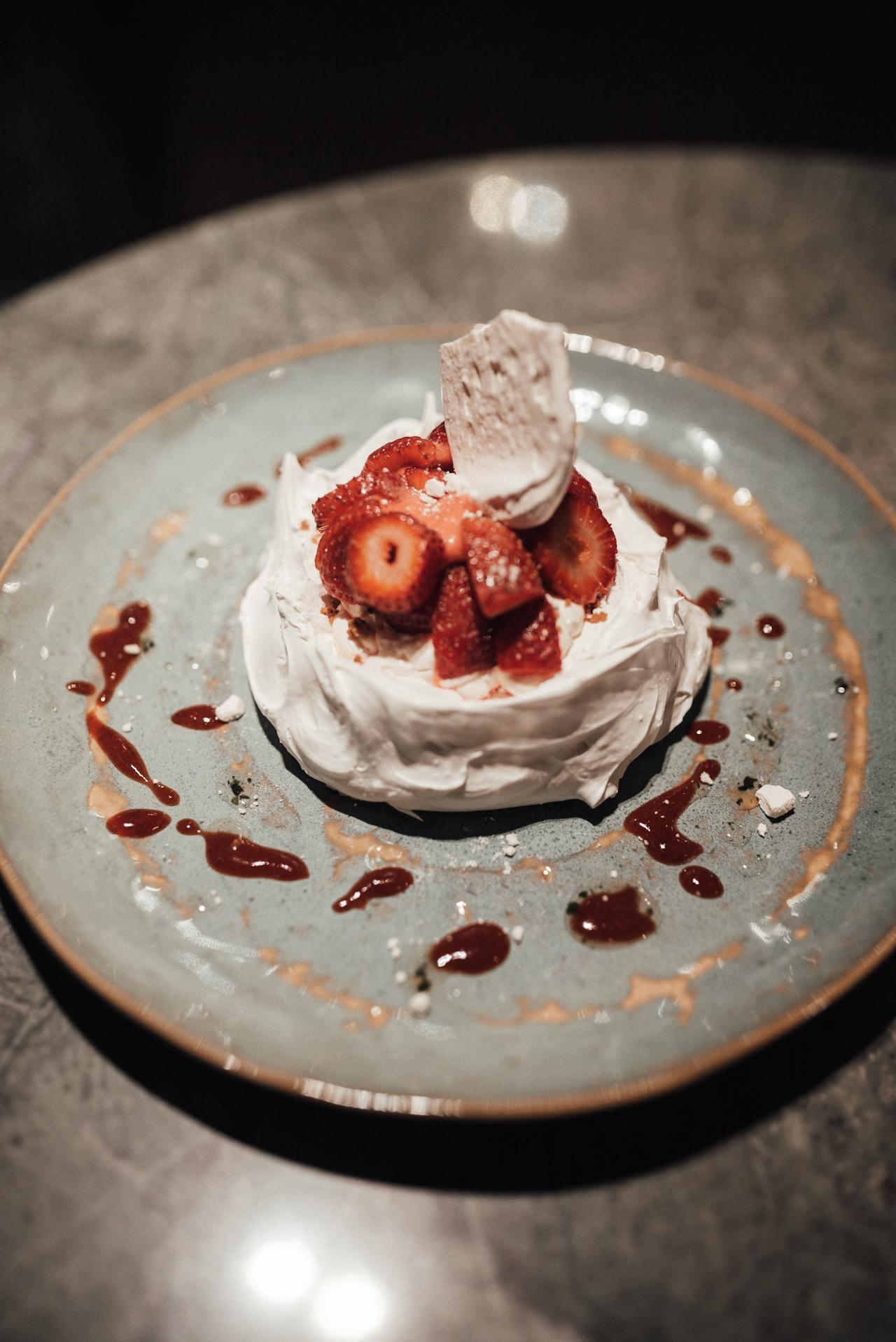 Pavlova dans une assiette 