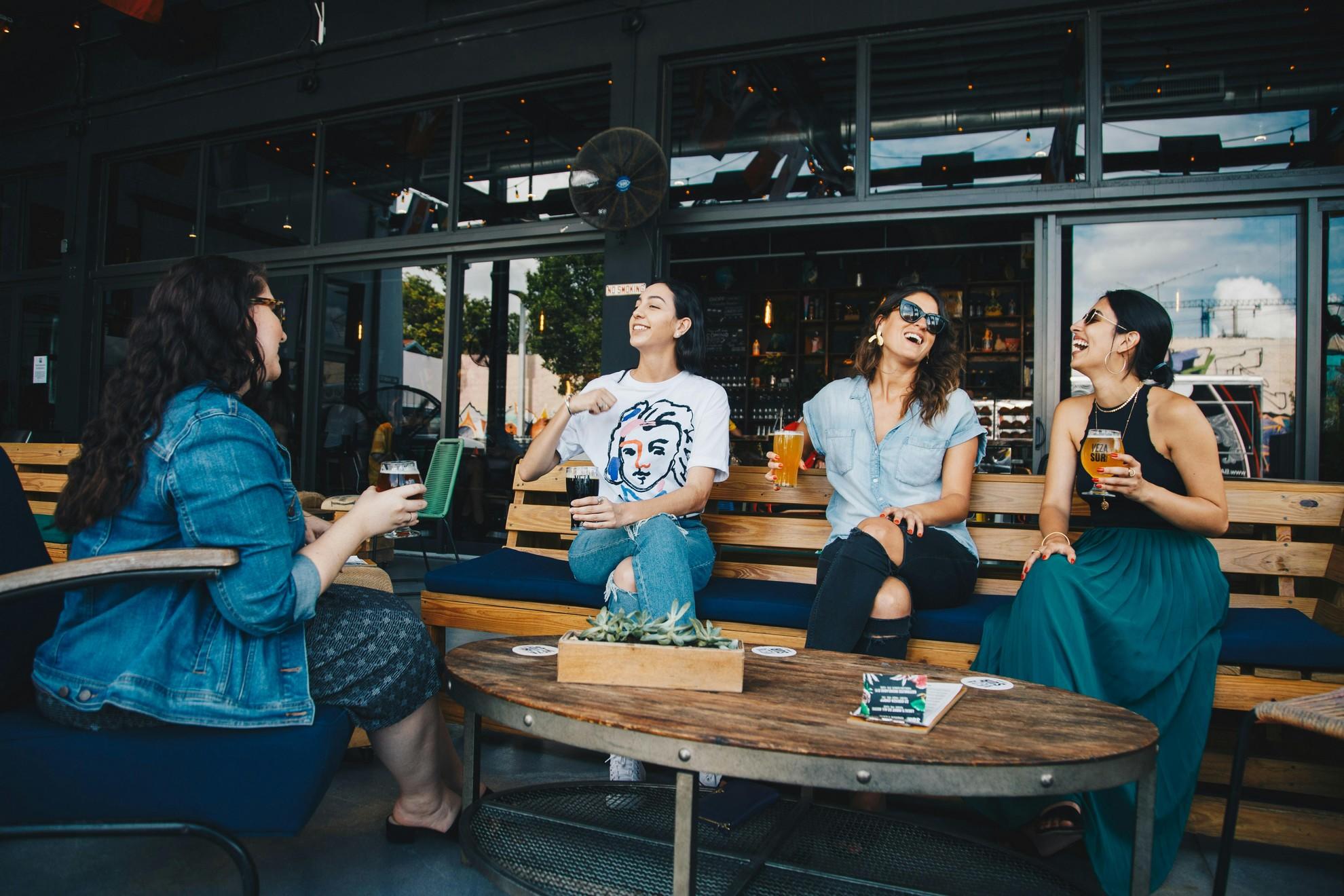 Une soirée au bar entre filles.