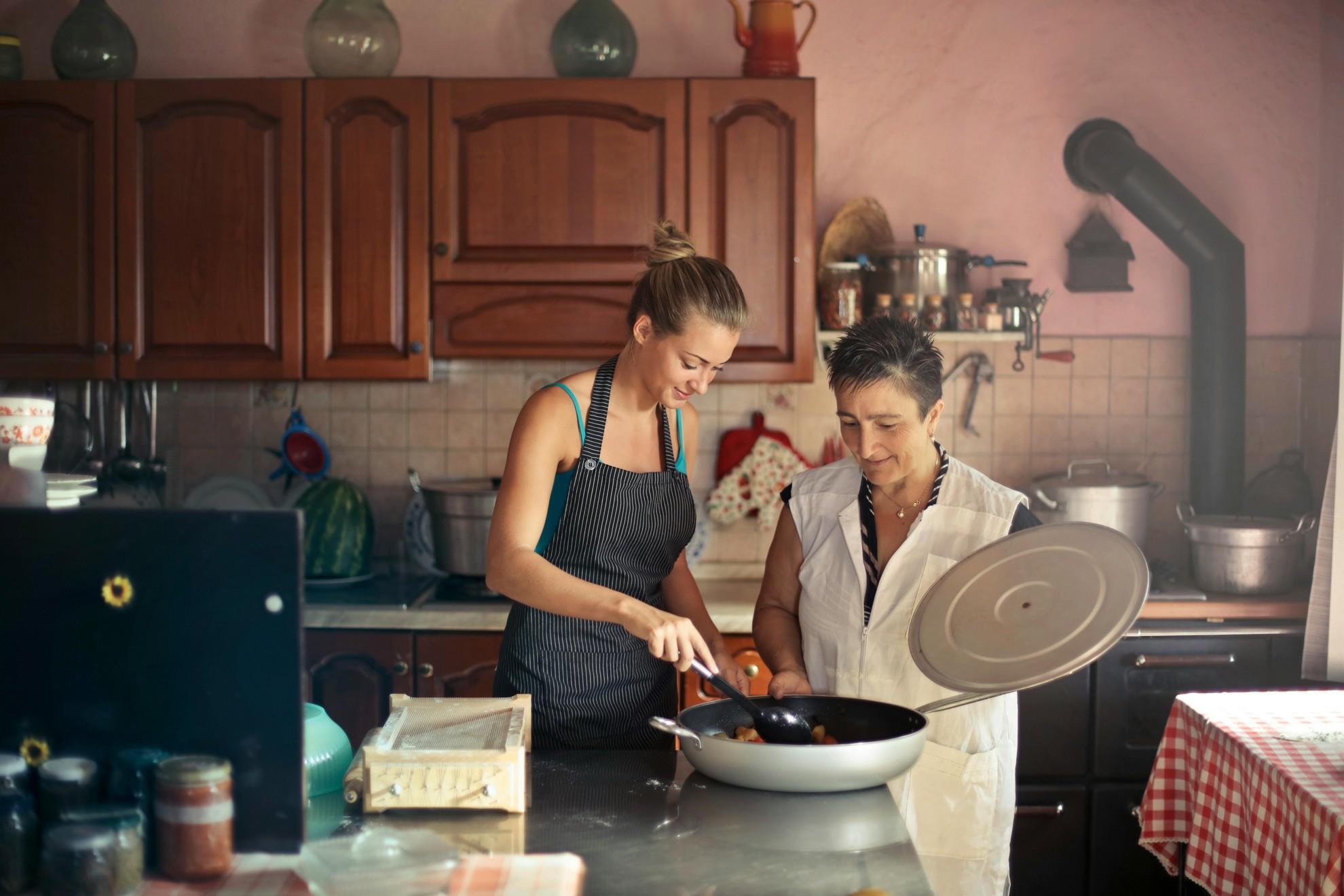 Une mère et sa fille en train de cuisiner.
