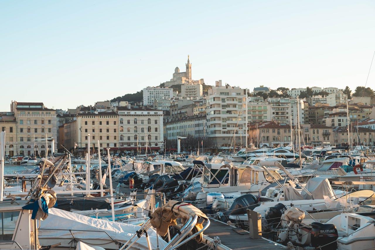 Photo du port de Marseille avec la Bonne Mère en arrière-plan. 