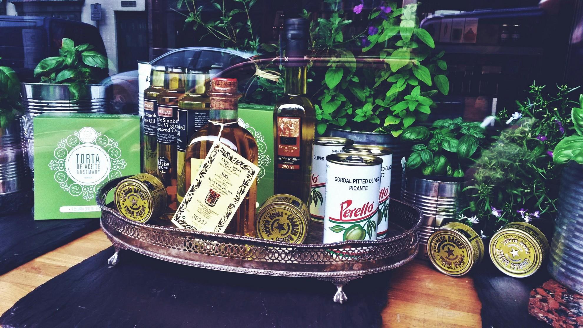 Un plateau d'huile et de condiments.