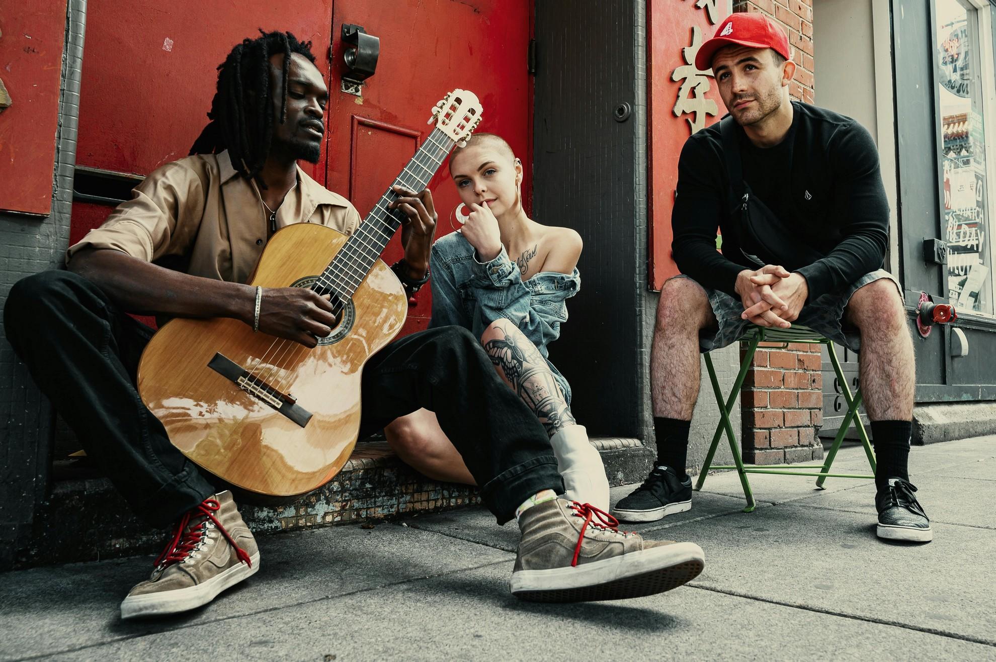 Un trio de musiciens dans la rue.