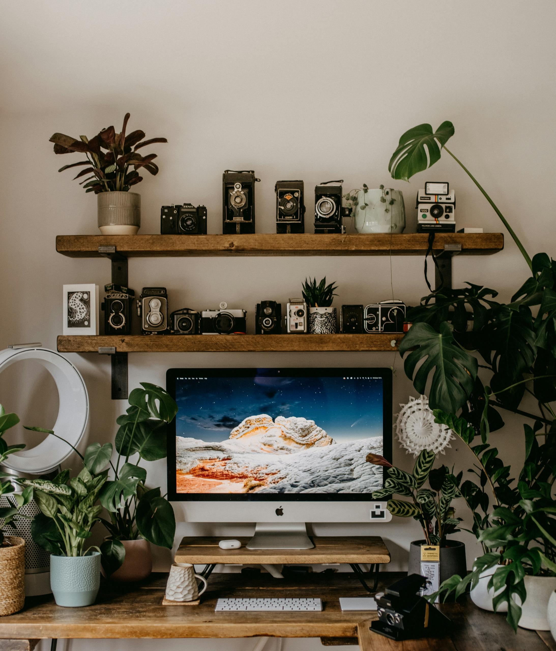 Un ordinateur de bureau au milieu d'une décoration chargée.