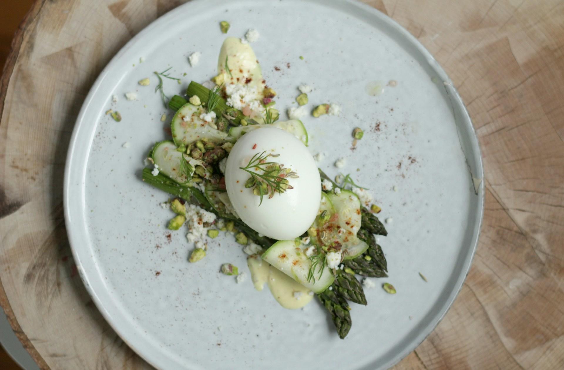 plat cuisiné avec de l'oeuf et des asperges 