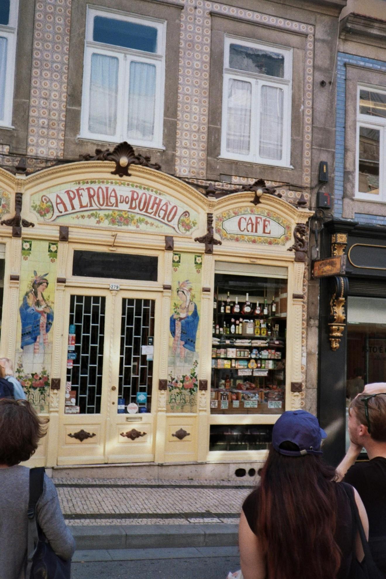Une cave à alcools à Porto.